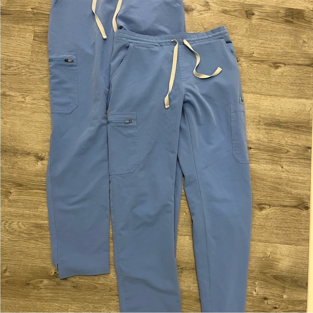 2 pairs of Figs scrub pants - Picture 3 of 6